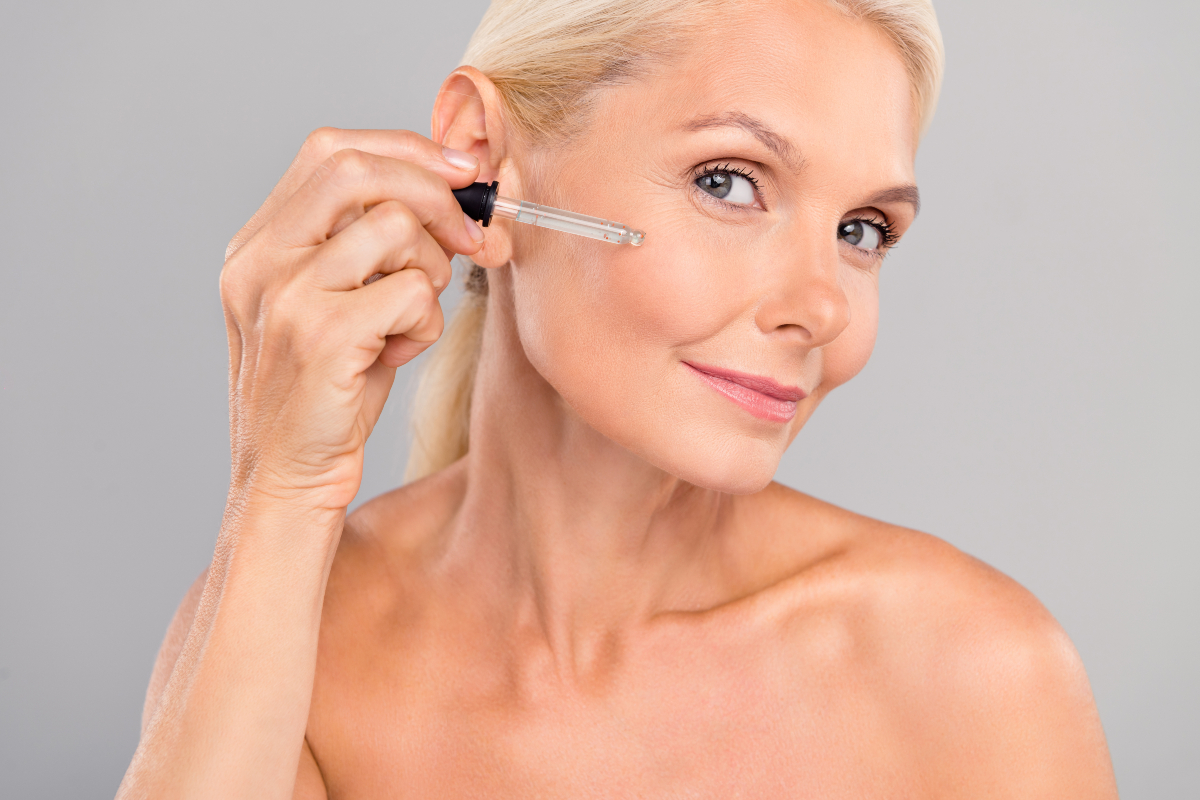 Seren mit Peptiden nutzen moderne Biotechnologie, um Hautbild und Regeneration zu fördern Dame appliziert Anti-Aging-Kosmetik