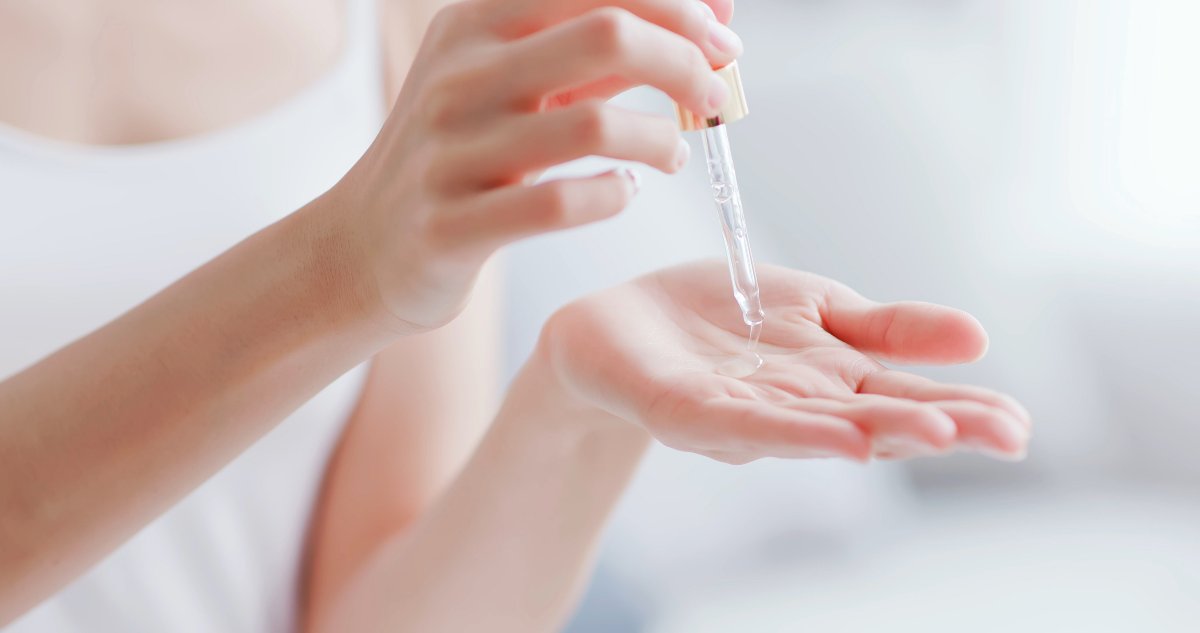 Forschung im Labor schafft Wirkstoffe, die natürliche Effekte reproduzieren und gleichzeitig höchste Sicherheit garantieren Feuchtigkeitsserum-in-einer-Pipette