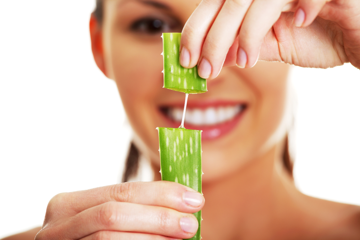 Aloe Vera: traditioneller Naturwirkstoff trifft moderne Kosmetik Junge-Frau-Aloe-Vera