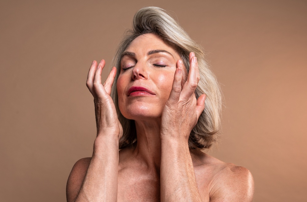 Starke Hautschutzbarriere: Sie bewahrt die Haut vor Reizstoffen und reduziert transepidermalen Wasserverlust (TEWL) Frau-mit-gesunder-Gesichtshaut